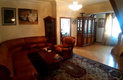 Փոքր կենտրոնում,կենտրոնական բանկի մոտ,նորակառույց շենքում վաճառվում է 2-ու հարկանի պենտհաուս