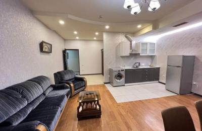 Փոքր կենտրոնում  Աբովյան փողոցի վրա,նորակառույց շենքում վաճառվում է  3 սենյականոց բնակարան
