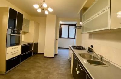 Կենտրոնում վարձով է տրվում 3 սենյականոց բնակարան