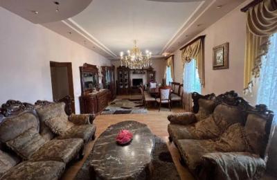 Զեյթունում՝ Դրոի փողոցի վրա,վաճառվում է երեք հարկանի սեփական տուն